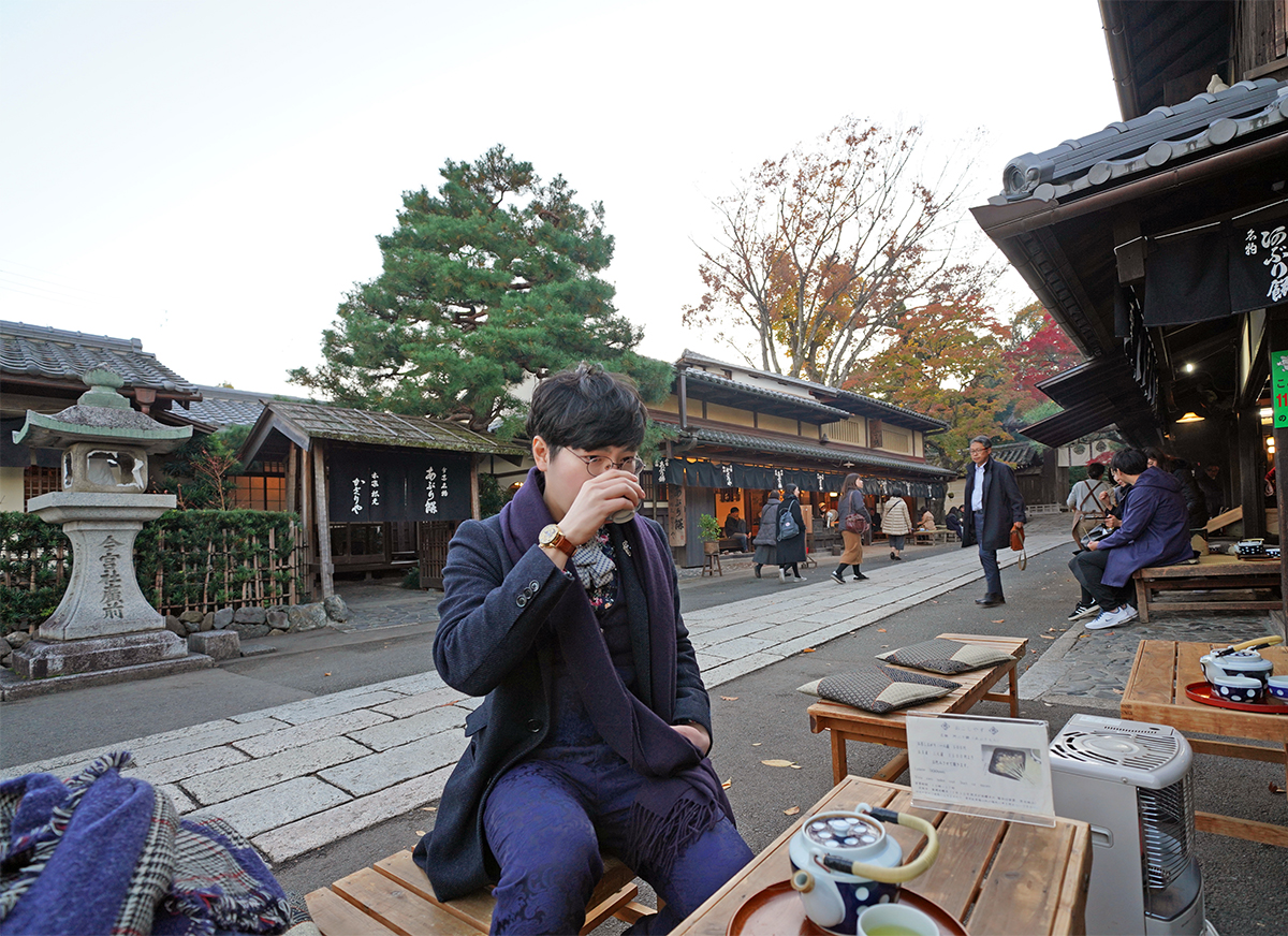 今宮神社，飄香千年的烤麻糬老店，兩家都品嚐看看。